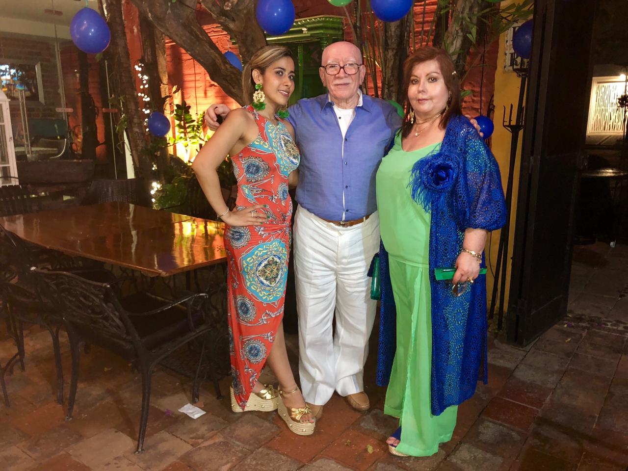 Camilita Burbano, hija; Álvaro Burbano, esposo y Leonora Oliveros, la cumpleañera.